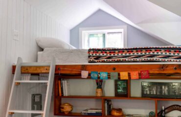 Gemütliches und farbenfrohes Hochbett eines Tiny Houses an der Ostsee