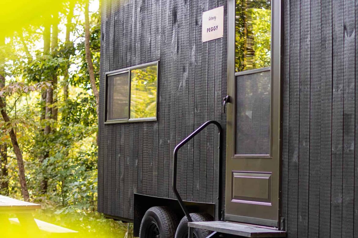 Modernes Containerhaus ( Ausschnitt ) auf Rädern in Hessen