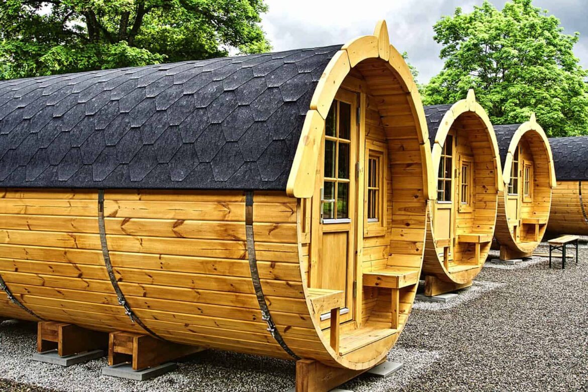 Saunafässer als mobile Tiny Houses in Sachsen in einer Austellung
