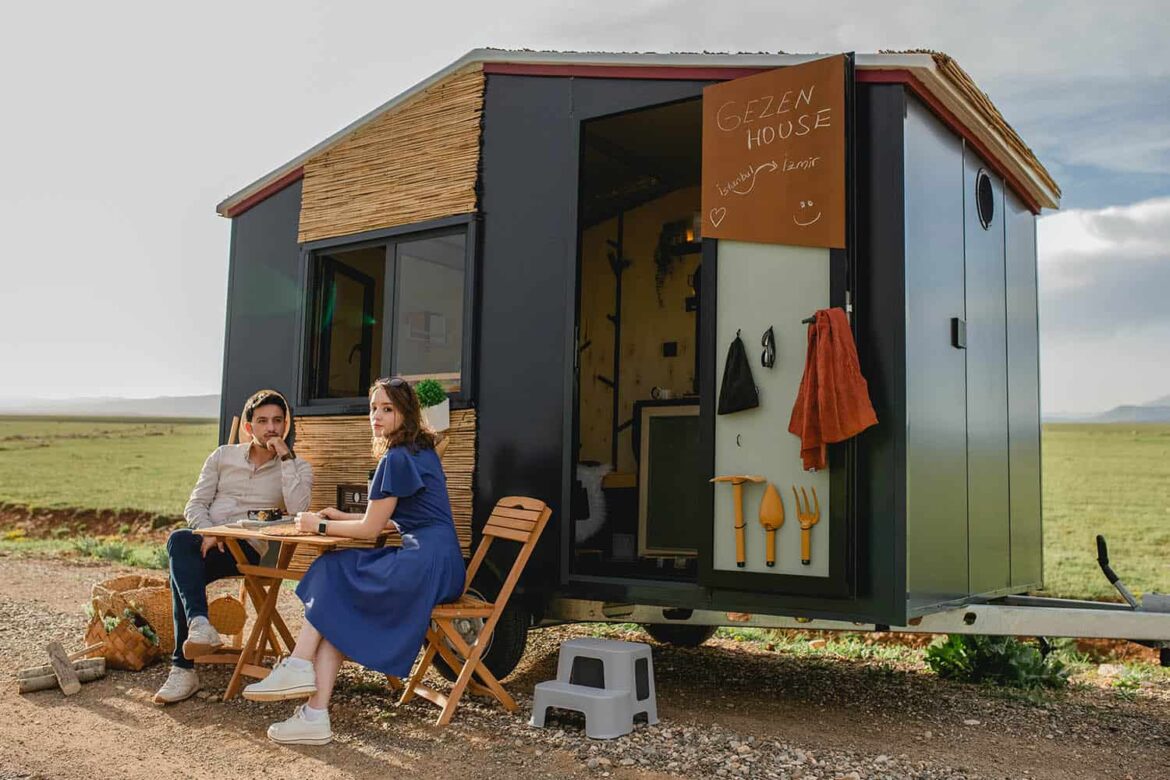 Tiny House auf Rädern, Pärchen davor