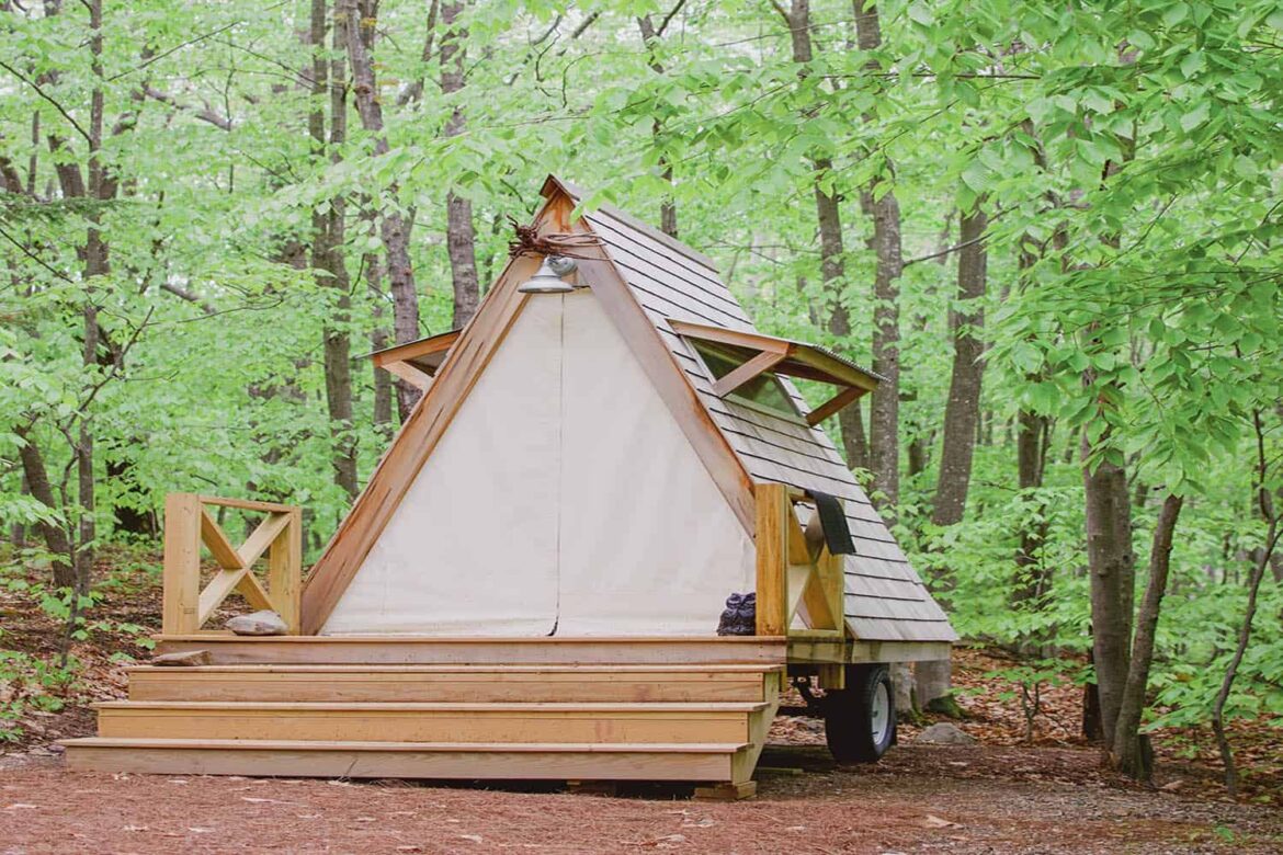 Tinyhouse Anhänger, gebaut aus einen Bausatz, im Wald