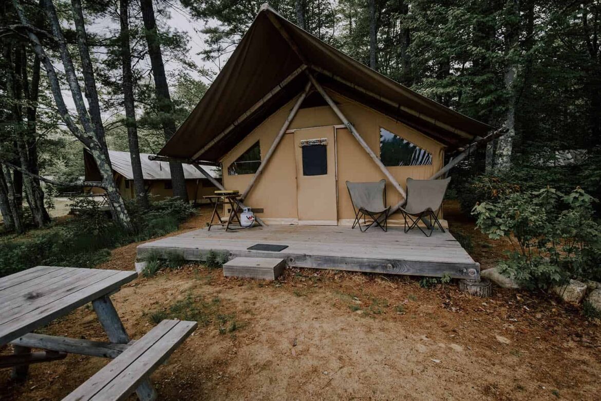 Tinyhouse aus Stoff im Wald in einem Tiny House Village in Mehmeisel