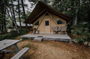 Tinyhouse aus Stoff im Wald in einem Tiny House Village in Mehmeisel