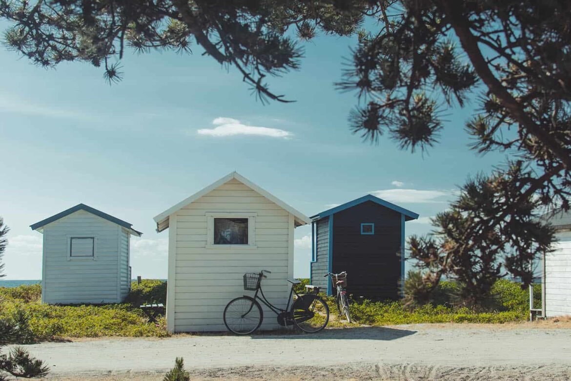 drei Minihäuser in einem Village am Strand in Holland mit Fahrrädern im Vordergrund