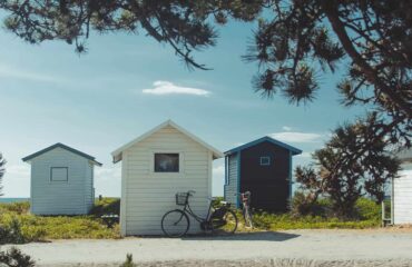 drei Minihäuser in einem Village am Strand in Holland mit Fahrrädern im Vordergrund