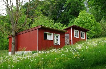 zwei rote Tiny Houses in Niedersachsen