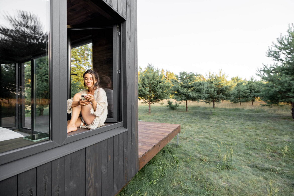 Frau genießt die Natur in einem Tiny House in einem ruhigen Ort in Hamburg