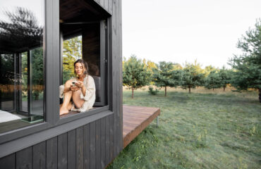 Frau genießt die Natur in einem Tiny House in einem ruhigen Ort in Hamburg