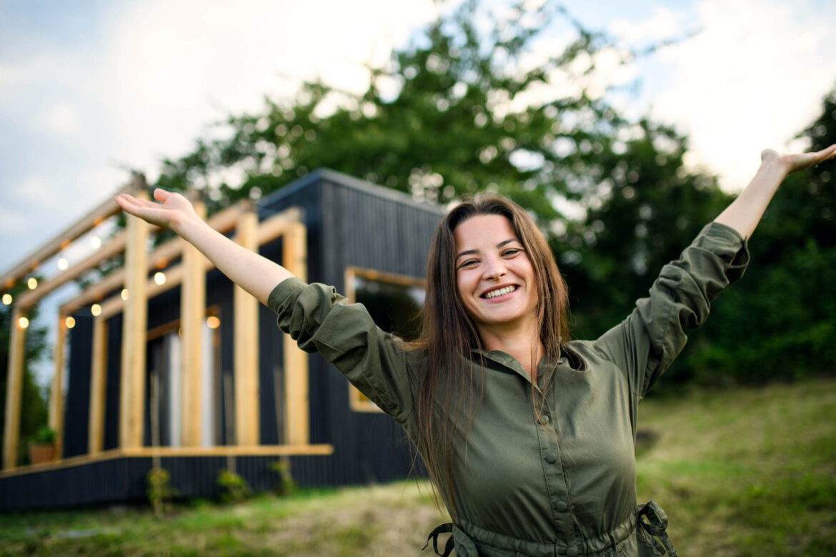 Junge Frau im Freien, Wochenende im Tiny House von Paidi