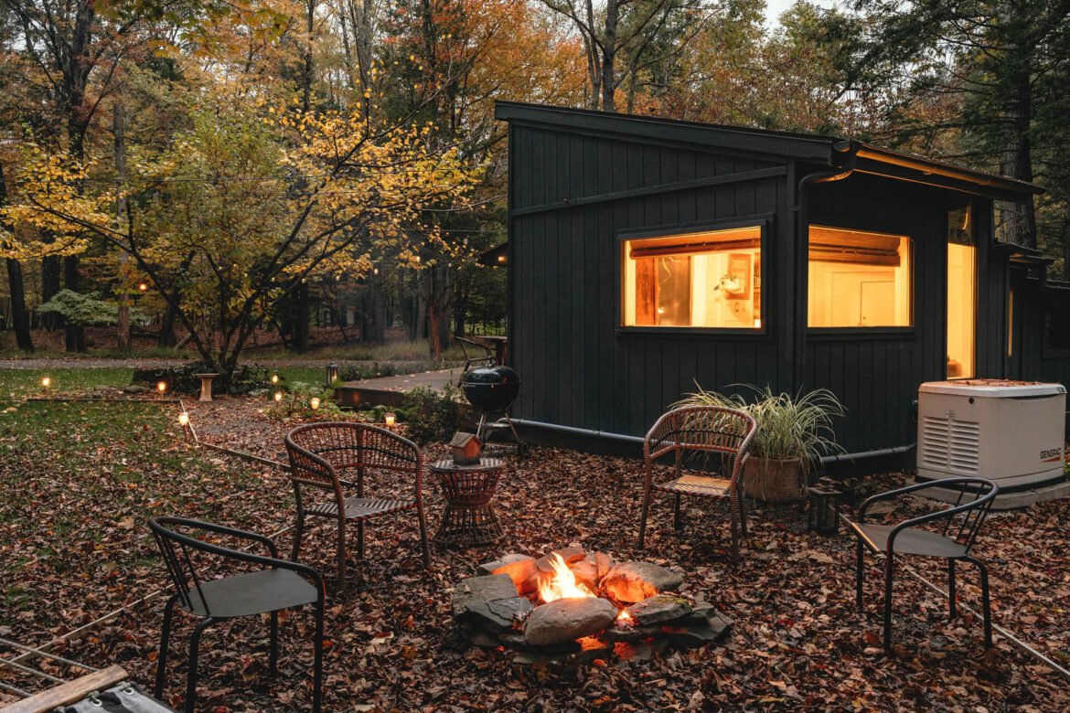 Lagerfeuer im Garten eines Tiny House Herstellers in Brandenburg