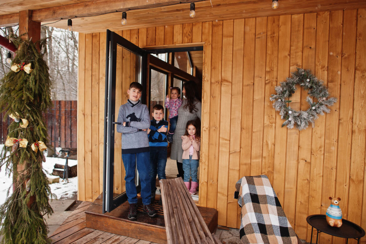 utter und Kinder in modernem Tiny House, welches winterfest ist, im Saarland