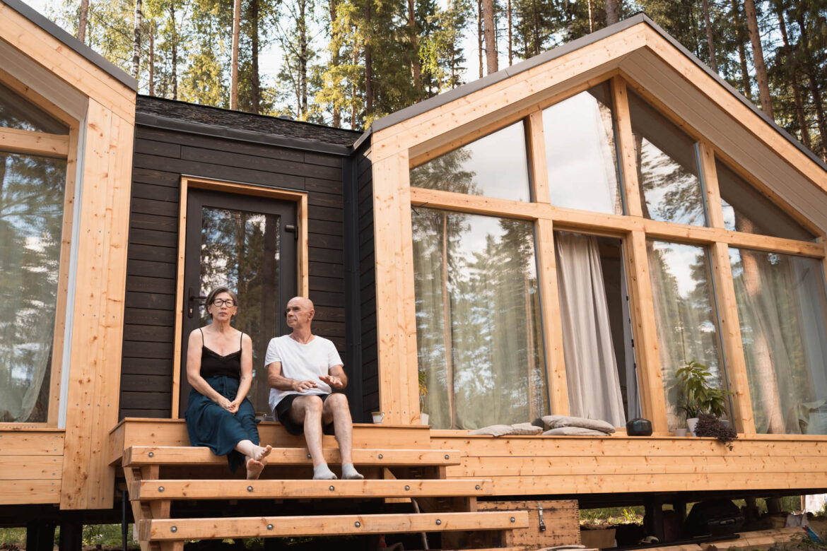 Seniorenfamilie glücklich im neuen kostengünstigen Tiny House