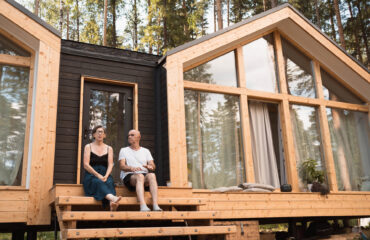 Seniorenfamilie glücklich im neuen kostengünstigen Tiny House