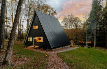 großes Luxus XXL Tiny House im Wald mit Hintergarten bei einer Ausstellung