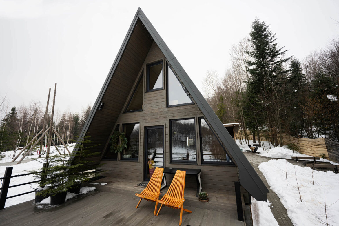 Terrasse aus Holz eines 50 qm Tiny House mitten im Schnee von Ikea