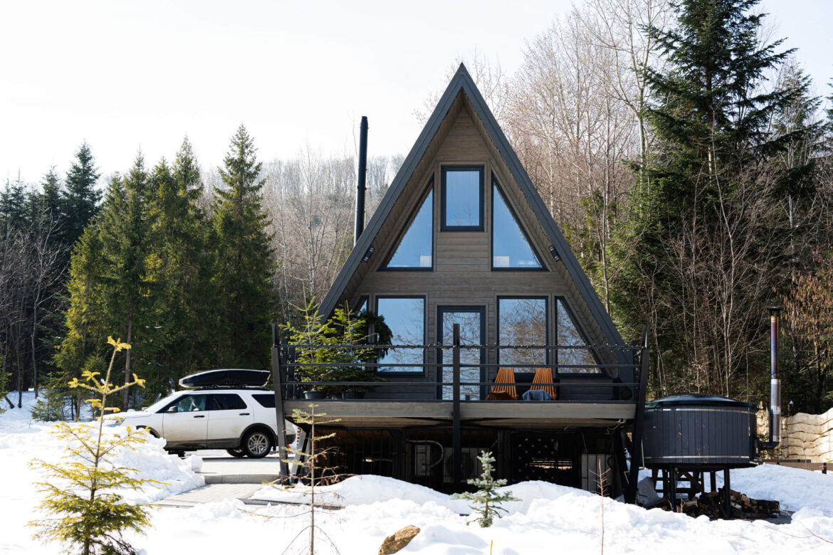 Großes Dreieck Tiny House im Schnee mit Parkplatz