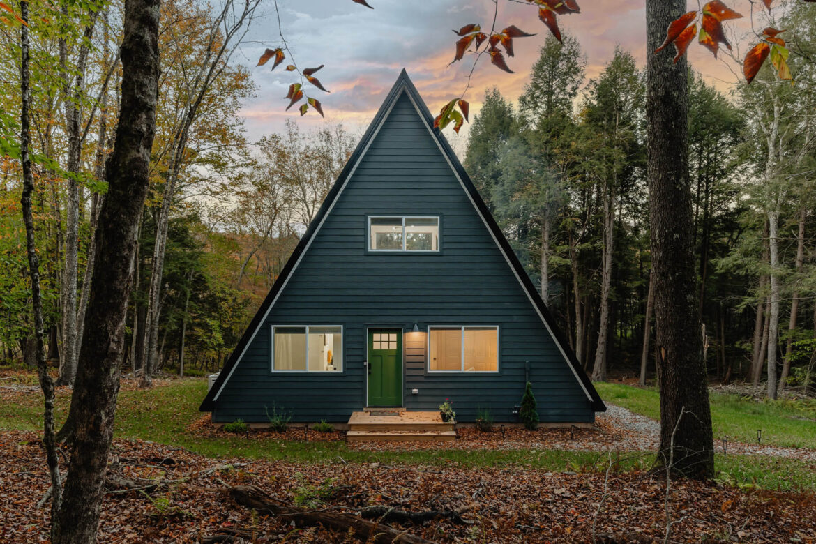 Dreieckiges Tiny House mit Grundstück von Ikea in einer Austellung in Bayern