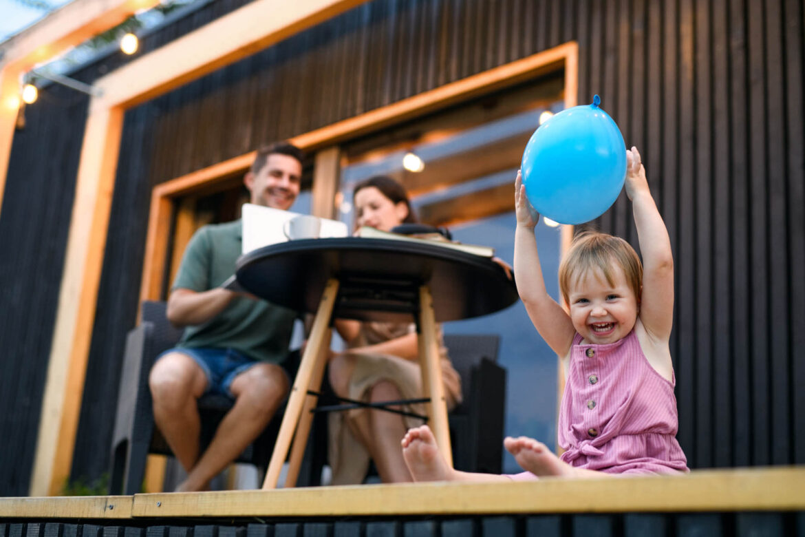 junge Familie mit Kindern am Wochenende im Freien